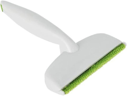 La brosse textile comporte une poignee de prise en main