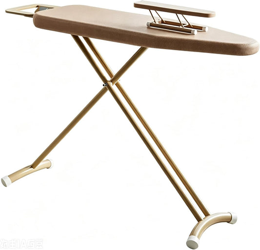 Une table de repassage comprend une structure pliante avec une surface laissant passer la vapeur